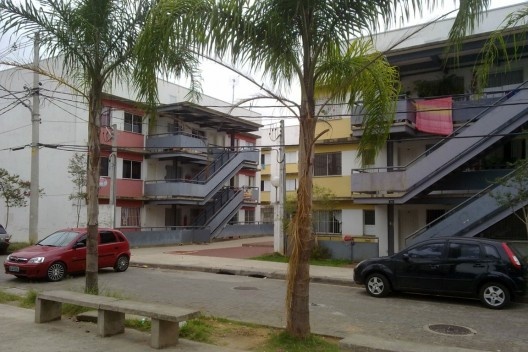 Edifícios Habitacionais do Residencial Alexandre Mackenzie (casas sobrepostas): ausência de muros e grades separando espaços coletivos do conjunto habitacional do entorno<br />Foto Victoriano Pedrassa Neto 