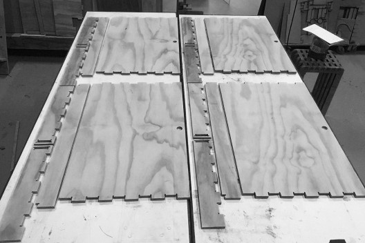Materioteca, montagem: aproveitamento de placa compensado naval 15mm<br />Foto Isabella Simões e Sofia Lundgren  [Acervo Fabricação, tectônica e projeto: catálogo de encaixes em madeira]