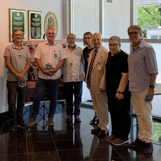 Professores da AeDFAUPA protocolam denúncia junto ao Ministério Público em Porto Alegre; da esquerda para a direita: Flávio Gama, Antônio Pasquali, Júlio Collares, Fátima Beltrão, Marco Túlio de Rose, Cairo Albuquerque da Silva e Sérgio M. Marques<br />Foto divulgação 