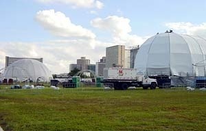 Estruturas temporárias utilizadas durante um show musical, que acontece periodicamente no canteiro central da Esplanada dos Ministérios. As estruturas confundem-se com o perfil da cidade