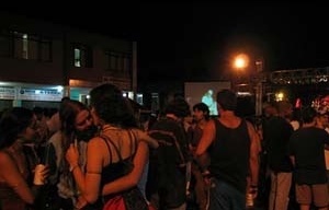 Uma rua de comércio local, interditada, transforma-se em local de show ao ar livre