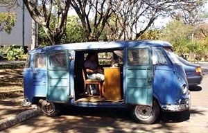 Costureira em seu “quiosque”: uma Kombi reformada estacionada na superquadra 303 Sul
