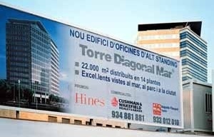 Vistas de las actuales obras que se realizan en Poblenou. Arquitectura de Alto Standing en construcción. <br />Foto do autor (agosto 2004) 