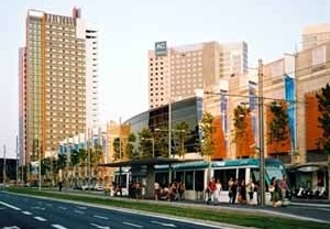 Vista de la Avenida Diagonal, donde se observa en primer término el Centro Comercial Diagonal Mar y los elegantes edificios de Hoteles de 4 estrellas que flanquean al fondo, al Edificio Fórum.<br />Foto do autor (agosto 2004) 