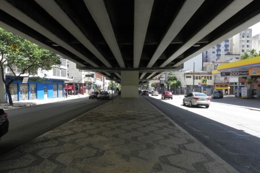 Elevado. Interrupção no canteiro central<br />Foto Ana Carolina Ferreira Mendes 