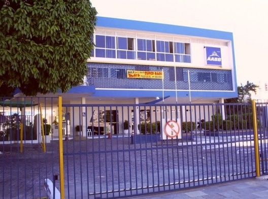 Sede da AABB. Destaque para a parede de combogós, primeiro andar, que esconde as janelas, usados pelos arquitetos modernistas para garantir a iluminação e ventilação do ambiente. Av. Hermes da Fonseca, 1017. Tirol<br />Foto Gustavo Sobral, 2010 