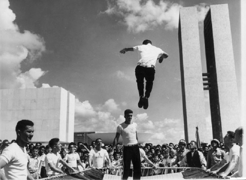Corpo de bombeiros festejando na Praça dos Três Poderes durante as festividades da inauguração [Acervo Casa de Lucio Costa]