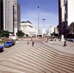 Vale do Anhangabaú, São Paulo<br />Foto Nelson Kon  [Cidade e seu duplo, Abílio Guerra e Marco do Valle, Arte/cidade 2]