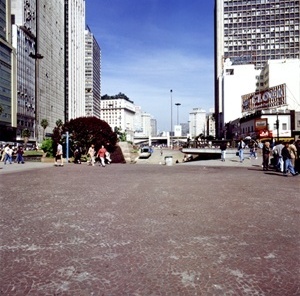 Vale do Anhangabaú, São Paulo<br />Foto Nelson Kon  [Cidade e seu duplo, Abílio Guerra e Marco do Valle, Arte/cidade 2]