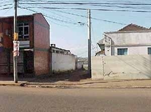 “Beco do Costi ”, a casa do fiscal, à direita; casa da Marlene, à esquerda. 2002. [Demétrio Louis Costi Vieira e Melina Costi Mundstock]