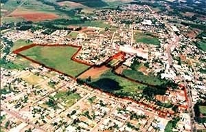 Z.D. Costi Cia. Ltda e o vazio urbano (em vermelho, limites da área da empresa - déc. 90) – Bairro São Cristóvão.  [arquivo da empresa]