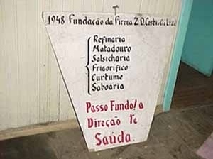 Placa de fundação da empresa encontrada no curral em 2000.  [Demétrio Louis Costi Vieira]