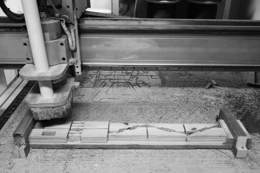 Sistema 2: fragilização do bloco em pinus autoclavado 1500x140x70mm durante a fabricação de encaixes<br />Foto Lucas Di Gioia e Victor Cattete  [Acervo Fabricação, tectônica e projeto: catálogo de encaixes em madeira]