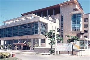 Gustavo Luis More. Suprema Corte de Justiça, Santo Domingo, República Dominicana, 2001<br />Foto Roberto Segre 