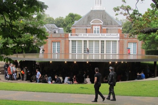 O pavilhão na frente da Serpentine Gallery <br />foto Roberto Segre 