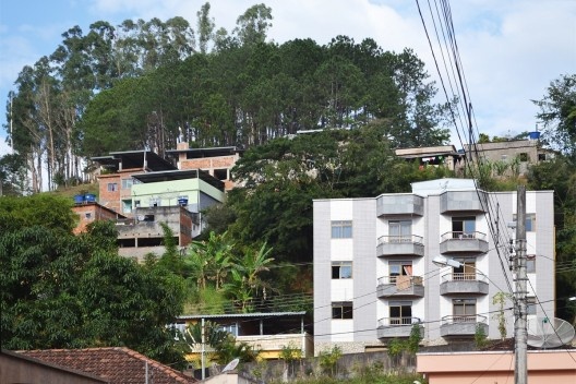 Encosta edificada no centro urbano de Matias Barbosa<br />Foto Fábio Lima 
