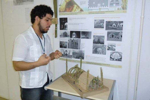 Mudhif, por Oswaldo Freitez (na foto) e Lucca Grzeczeczen<br />Foto Andréia Moassab 
