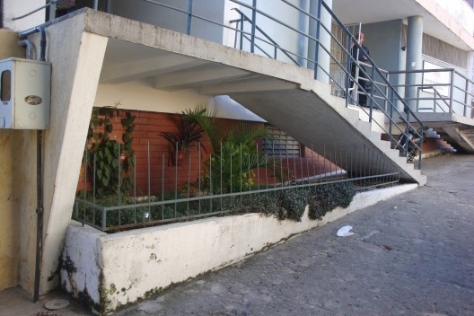 Gradis e canteiros colocados sob nichos e marquises, para impedir seu uso como abrigo<br />Foto Patrícia Alonso de Andrade, 2010 