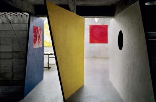 Residência Tomie Ohtake, São Paulo, 1966. Arquiteto Ruy Ohtake<br />Foto Nelson Kon  [GUERRA, Abilio; ROMANO, Silvana. <i>Ruy Ohtake, arquiteto</i>. São Paulo, Romano Guerra/In]