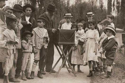 Grupo de pessoas ao redor do realejo, praça da República, São Paulo, 1910<br />Foto Vincenzo Pastore 