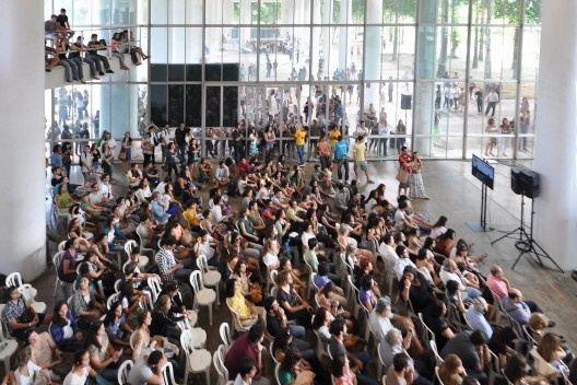 Público no vestíbulo da FAU UFRJ, palestra Zaha Hadid e Patrik Schumacher na FAU UFRJ<br />Foto divulgação 