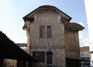 Fundos do bem cultural, note-se o mau estado de conservação<br />Foto Rodrigo Modesto Nascimento 