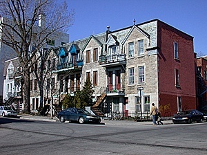 Tenements em Montreal: triplex<br />Foto Luiz Amorim, abril de 2004 