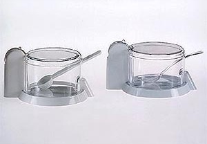 Prêmio Plagiarius 2000. 1º lugar para Produtos Florella, Brasil, pela cópia do jarro guarda-parmesão "Particolari" da Fratelli Guzzini, Itália