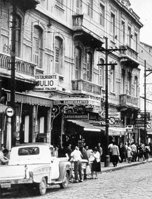 Hotel Bandeirantes, Rua Mauá, anos 1960 [Cem anos Luz. Luz Station, São Paulo, Tribal Editora, 2000, p. 84]