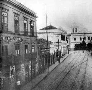 Pensão Ítalo-Brasileira, rua São Bento, 1910 [A cidade da Light, 1899-1930, São Paulo, Eletropaulo, vol. 1, 1990, p. 129]