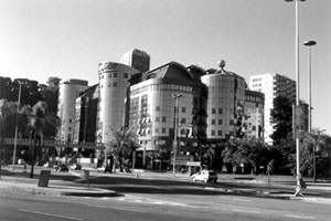 Figura 4. Centro Empresarial Mourisco (2000). Privatização de área pública de proteção ambiental; extravagância formal e de materiais, “ávido por atenção” e casuísmo das autoridades públicas