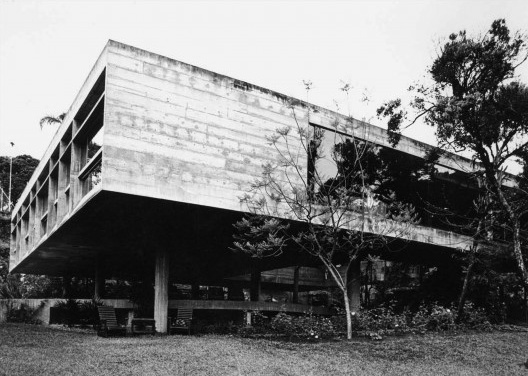 Residencia James King, fachada dos dormitórios e sala. Arquiteto Paulo Mendes da Rocha, 1972-1974<br />Foto Jorge Hirata  [ACAYABA, Marlene Milan. <i>Residências em São Paulo 1947-75</i>]