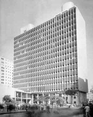 Ministério da Educação e Saúde, vista da fachada noroeste. Arquitetos Lúcio Costa, Jorge Machado Moreira, Affonso Eduardo Reidy, Hernani Vasconcelos, Carlos Leão e Oscar Niemeyer. Consultoria de Le Corbusier. Rio de Janeiro RJ, 1936-1945 [CZAJKOWSKY, Jorge (org). Jorge Machado Moreira. Rio de Janeiro, Centro de Arquitetura e Ur]