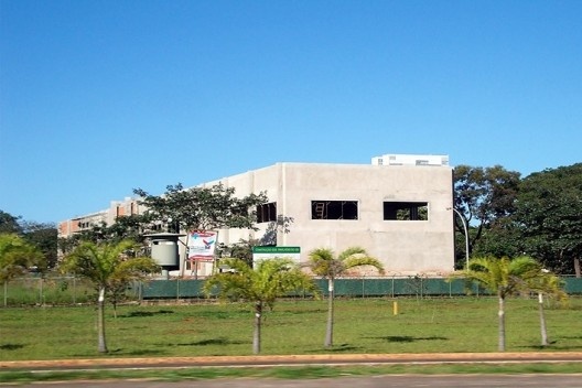 Exemplo da agreção do limite a leste: impedimento da imagem da Praça dos Três Poderes<br />Foto Eliel Américo 