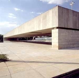 Museu Brasileiro de Escultura – MuBE, São Paulo, arq Paulo Mendes da Rocha. O pórtico na praça. Foto Nelson Kon