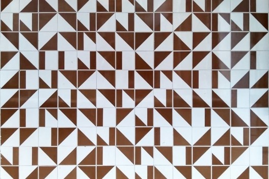 Destruição do mural de azulejos no prédio da Reitoria, antiga biblioteca da UFPB, João Pessoa, 1968, arquiteto Acácio Gil Borsoi<br />Foto divulgação 