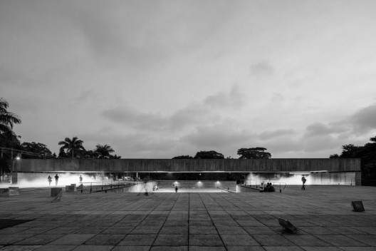 Instalação "No Ar", de Laura Vinci, MuBE, São Paulo, 2017<br />Foto Nelson Kon 