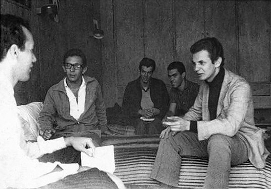 Convivência no interior dos apartamentos; à direita, Lauriberto José Reyes, o Lauri, estudante da Poli, assassinado por militares e agentes do DOI-Codi em 1972<br />Foto divulgação  [Acervo do Grupo de ex-moradores do Crusp]