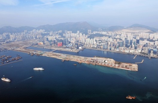 Aerial view of Kowloon East, former Kai Tak airport (foreground and left), Kowloon Bay (centre) and Kwun Tong
district (right) [divulgação]