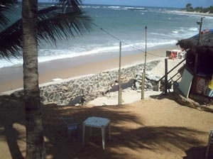 Arrimo destruído por força das ressacas na barraca Traíra, Placaford – Salvador, BA<br />Foto do autor 
