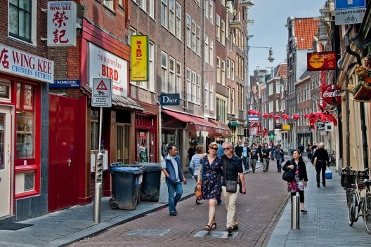 Rua em Amsterdã, na Holanda<br />Foto Sergey Galyonkin, ago. 2011  [Wikimedia Commons]