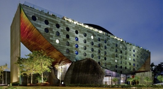 Hotel Unique, São Paulo, 1999. Arquiteto Ruy Ohtake<br />Foto Nelson Kon  [GUERRA, Abilio; ROMANO, Silvana. Ruy Ohtake, arquiteto. São Paulo, Romano Guerra/Instituto]