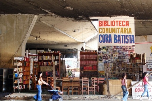 Figura 1 – Viaduto do Café: Contaminação constitutiva. Academia, Boxe, Pré-escola e Biblioteca. Espaço suporte – Reprogramações – Praças esportiva e cultural. São Paulo Brasil [Fotos IG]