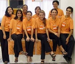 Equipe de apoio do Projetar com participação ativa de alunos do curso de graduação em Arquitetura e Urbanismo da UFRN (os "laranjinhas" na secretaria do evento)