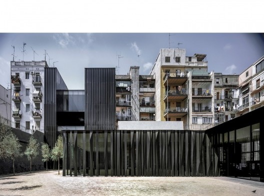 Sant Antoni – Joan Oliver Library, Senior Citizens Center and Cándida Pérez Gardens, 2007, Barcelona, Spain<br />Fotografía Hisao Suzuki  [Website Pritzker Prize]