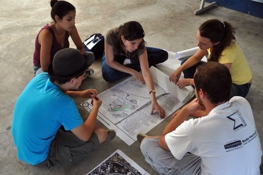 Jornada Jardim São Francisco. Oficina: Alunos desenvolvendo o tema: “Equipamento de Saúde e Espaço Público”, 28 e 29 de janeiro de 2012<br />Foto Luiz Guilherme Rivera de Castro 