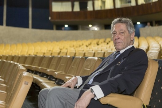 Pedro Paulo de Melo Saraiva no auditório da Esaf – Escola de Administração Fazendária, Brasília, 1973<br />Foto Joana França 