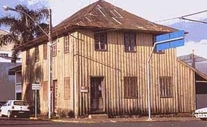 Imagem 7 – Arquitetura vernacular na avenida Miguel Soccol (via principal)