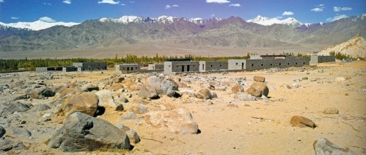 Escritório Arup. Escola Druk do Loto Branco. Shey, Ladakh, Índia<br />Foto divulgação 