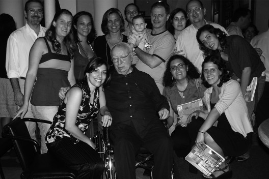 Equipe de produção do livro: acima, Luis Antonio Jorge, Ivana Barossi, Marise De Chirico, Regina Garjulli, Bruno Borovac, Nelson Kon, Silvana Romano, Abilio Guerra, Clarice Cunha; abaixo, Luciana Brasil, David Libeskind, Marina Rodrigues, Marina Rosenfeld<br />Foto divulgação  [Romano Guerra Editora]